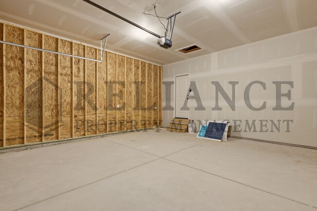 Building Photo - 5238 N Pinecrest Ct