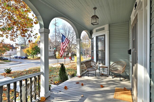 Building Photo - 398 W 5th Ave