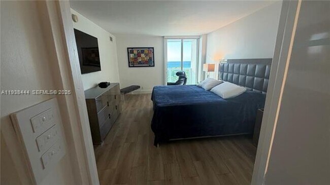 Building Photo - 100 Bayview Dr