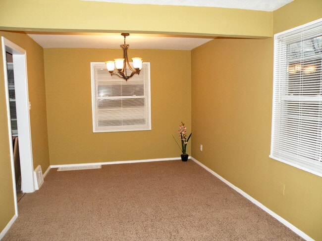 Building Photo - Renovated 3 Bedroom Colonial!