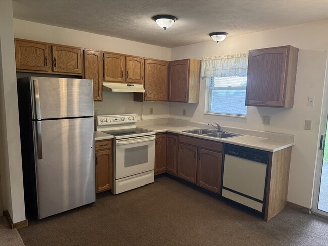 Building Photo - 2 Bedroom Apartment in Hastings – Gas and Water Included – $1,150/mo