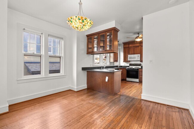 Building Photo - 7413 Maple Ave