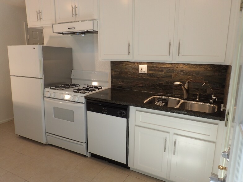 Building Photo - 1662 Stanmore Dr