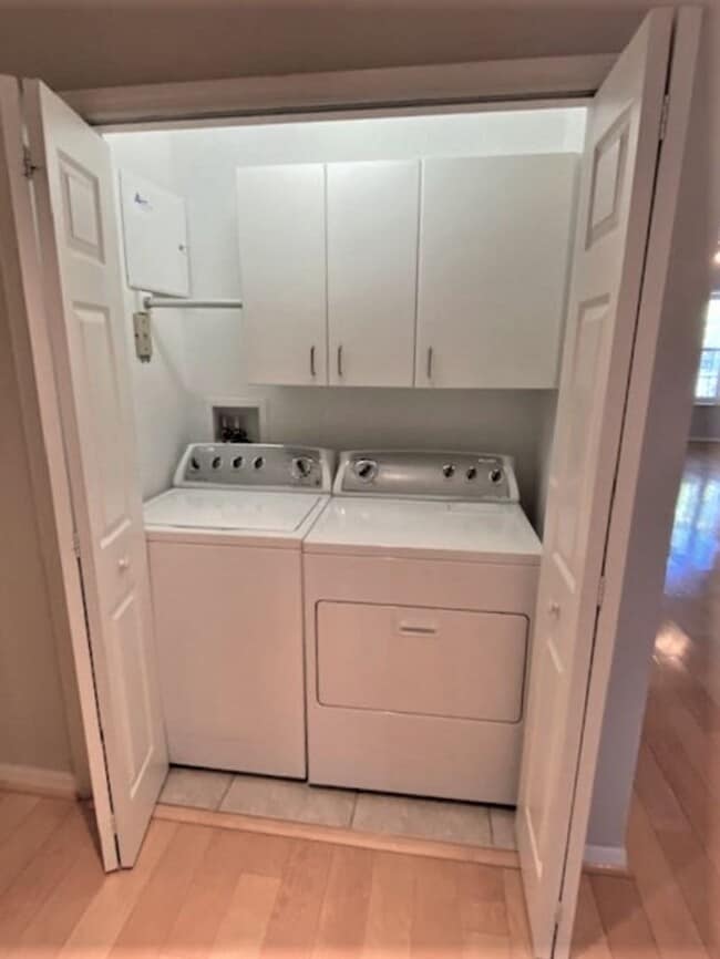 Building Photo - 3 Bedroom 2 Bathroom top floor condo at the Terraces of East Village.