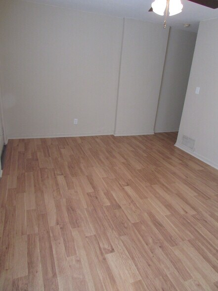 Building Photo - 2284 Hiawatha Park Dr