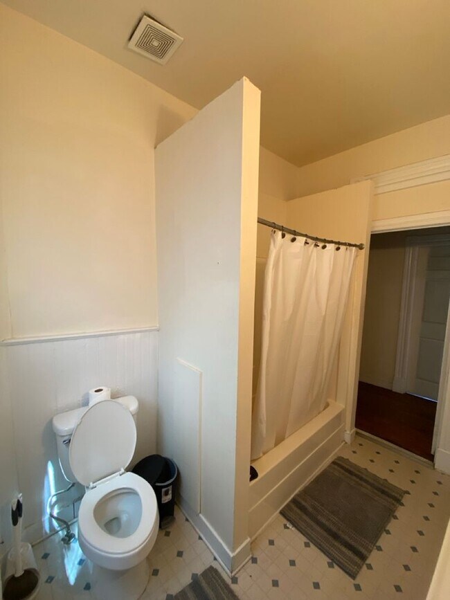 Building Photo - 312 S Pine St