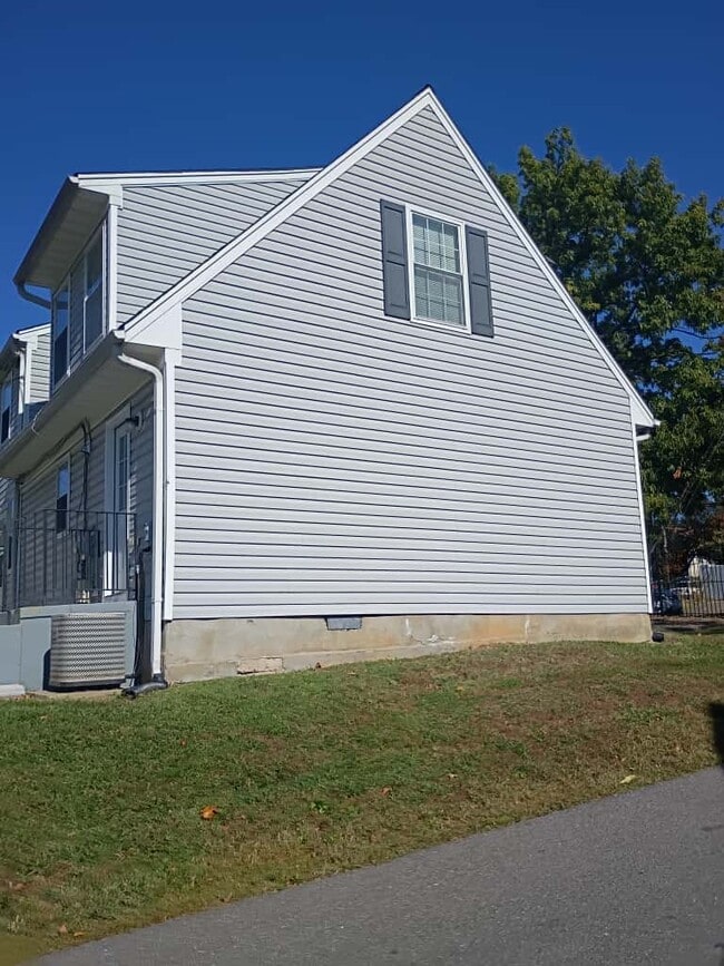 Building Photo - 2510 Kent Village Dr