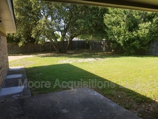 Building Photo - 1833 Skyline Dr