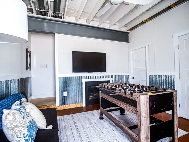 Building Photo - 15378 Holly Dr