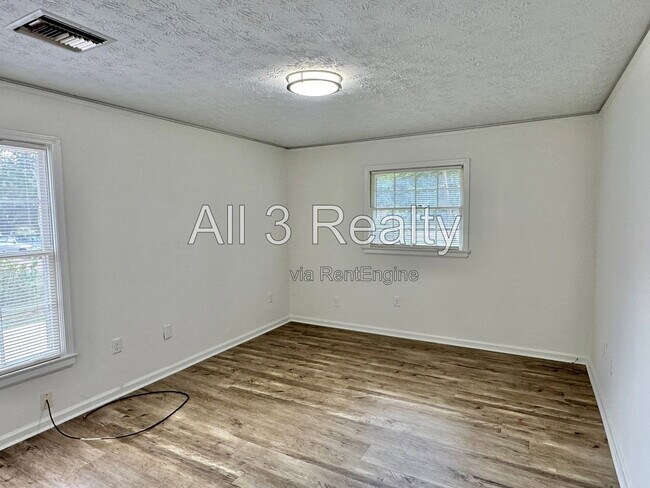 Building Photo - 2557 Woodley Rd