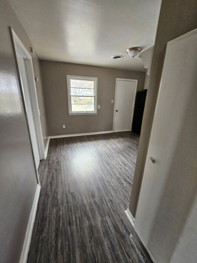 Building Photo - 4 Bedroom House Available now in Midwest City