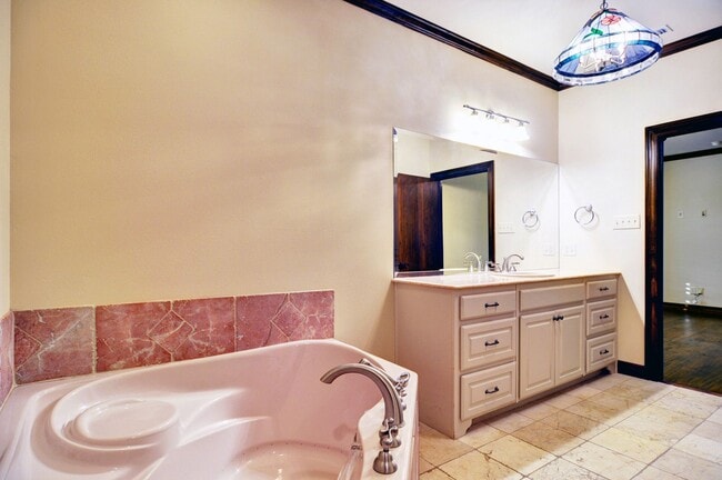 Building Photo - 3407 Penticost St