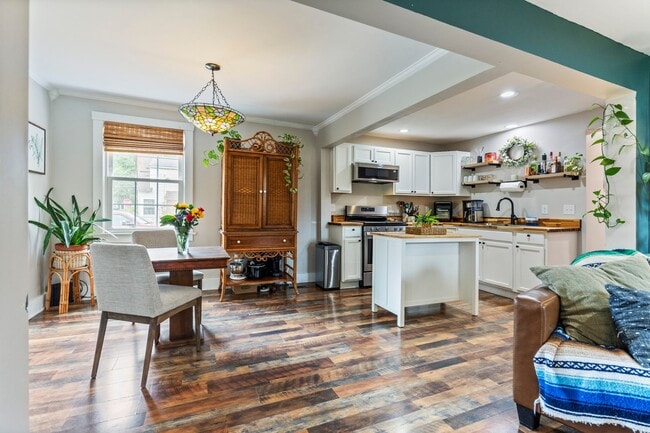 Building Photo - Updated Bungalow Close to Downtown