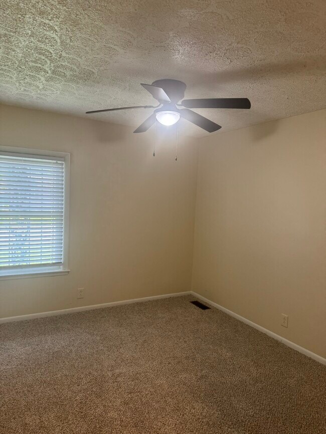 Building Photo - 3004 Lytle Dr