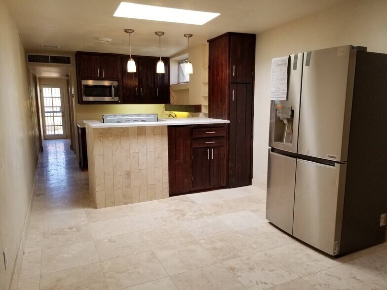 Building Photo - 1827 E 9th St