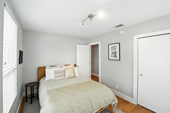 Building Photo - 6501 Hickman Ave