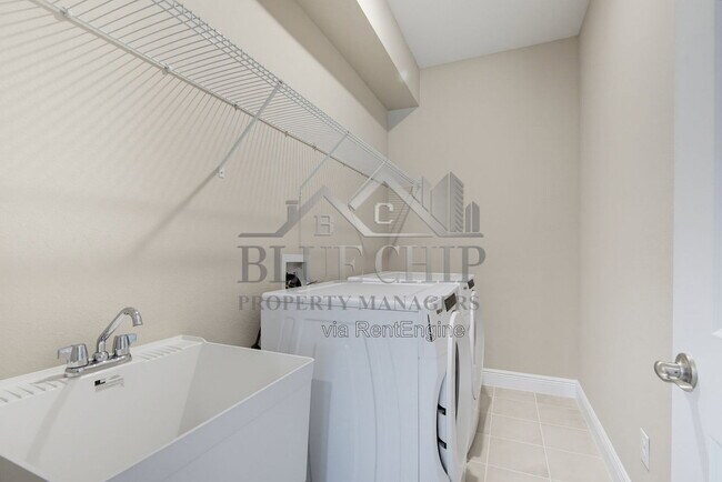 Building Photo - 1213 Pampus Dr