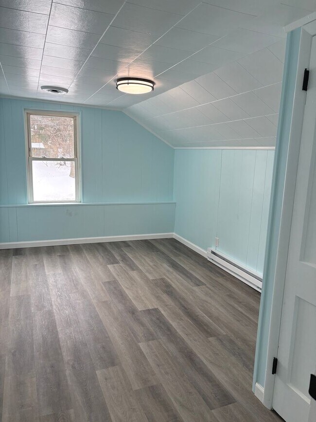 Building Photo - Dallastown SD, Cozy 2 Bedroom/1 Bath 2nd Floor Apartment