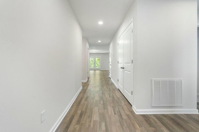 Building Photo - 610 Riverwalk Cir