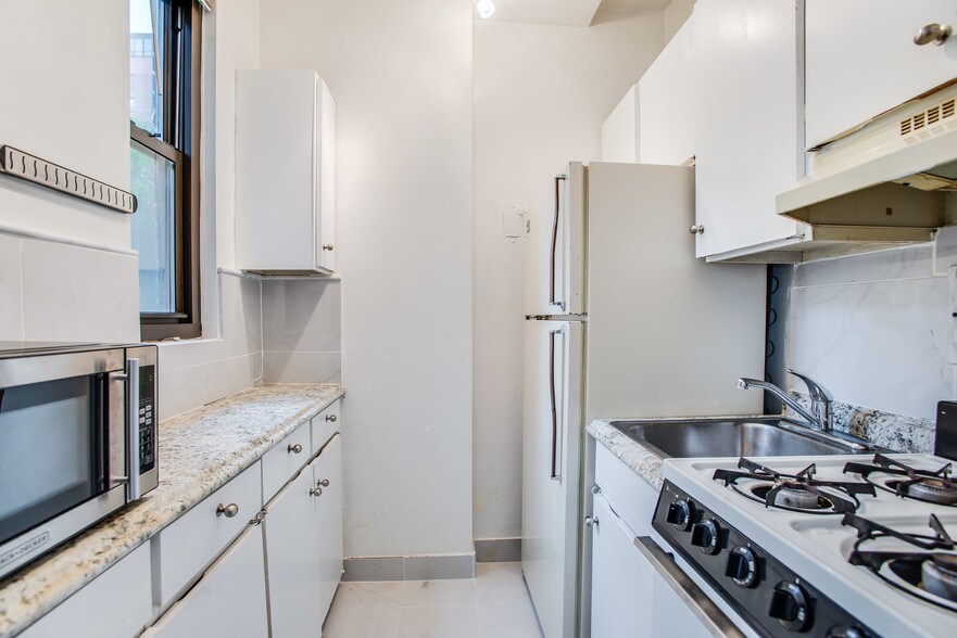 KITCHEN 2 - 1021 Arlington Blvd