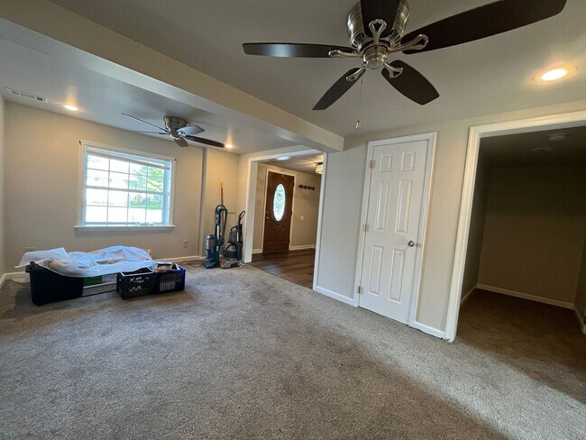 Building Photo - Beautifully updated 3-bedroom, 1-bath twin...