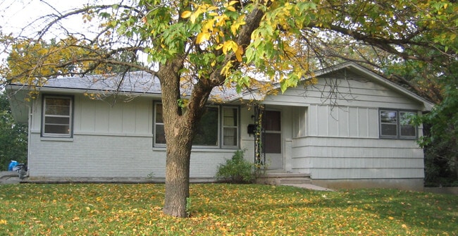 Building Photo - 3 bed, 2 bath home in Parkade area