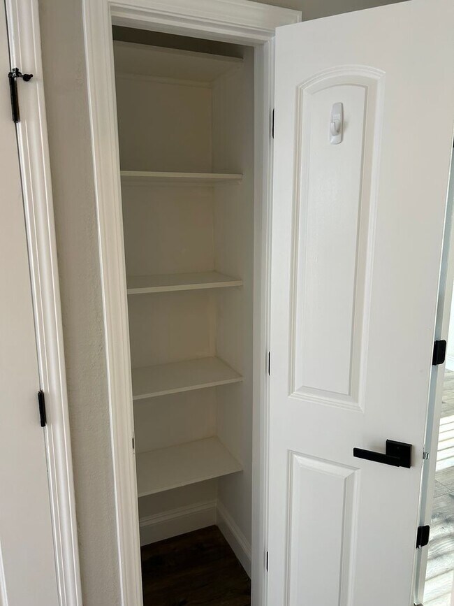 Building Photo - Modern Renovation in Sought-After Area