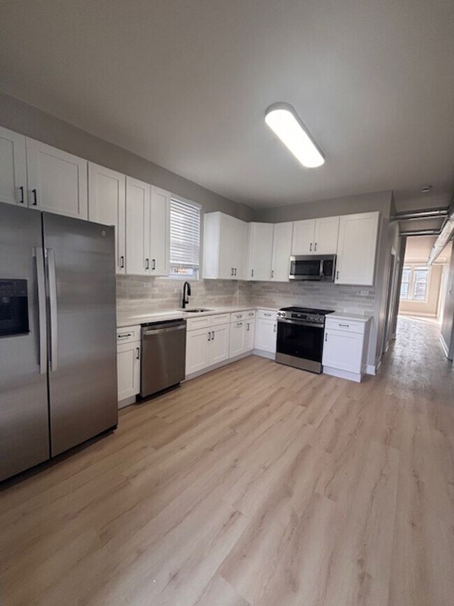 Building Photo - Beautifully remodeled modern 3 bedroom 2 bath unit