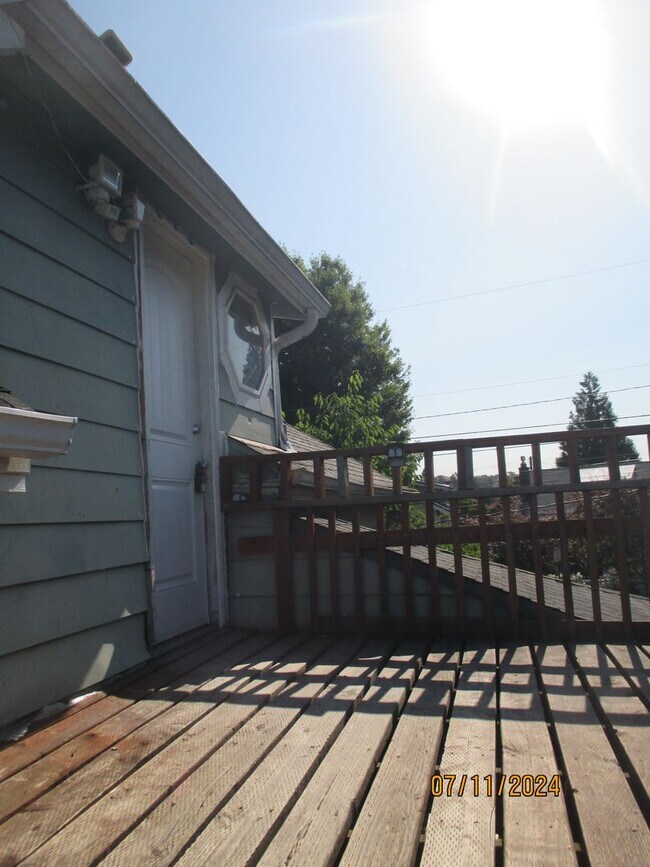 Building Photo - Cute 2 Bed 1 Bath Duplex in Puyallup