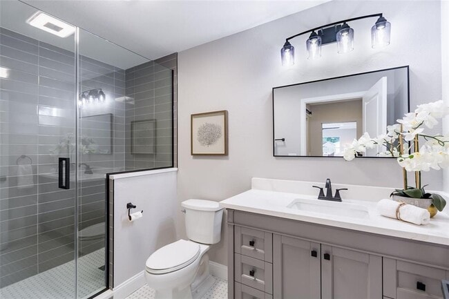 Master bathroom - 1918 E Shadowlawn Ave