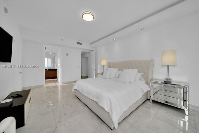 Building Photo - 16001 Collins Ave