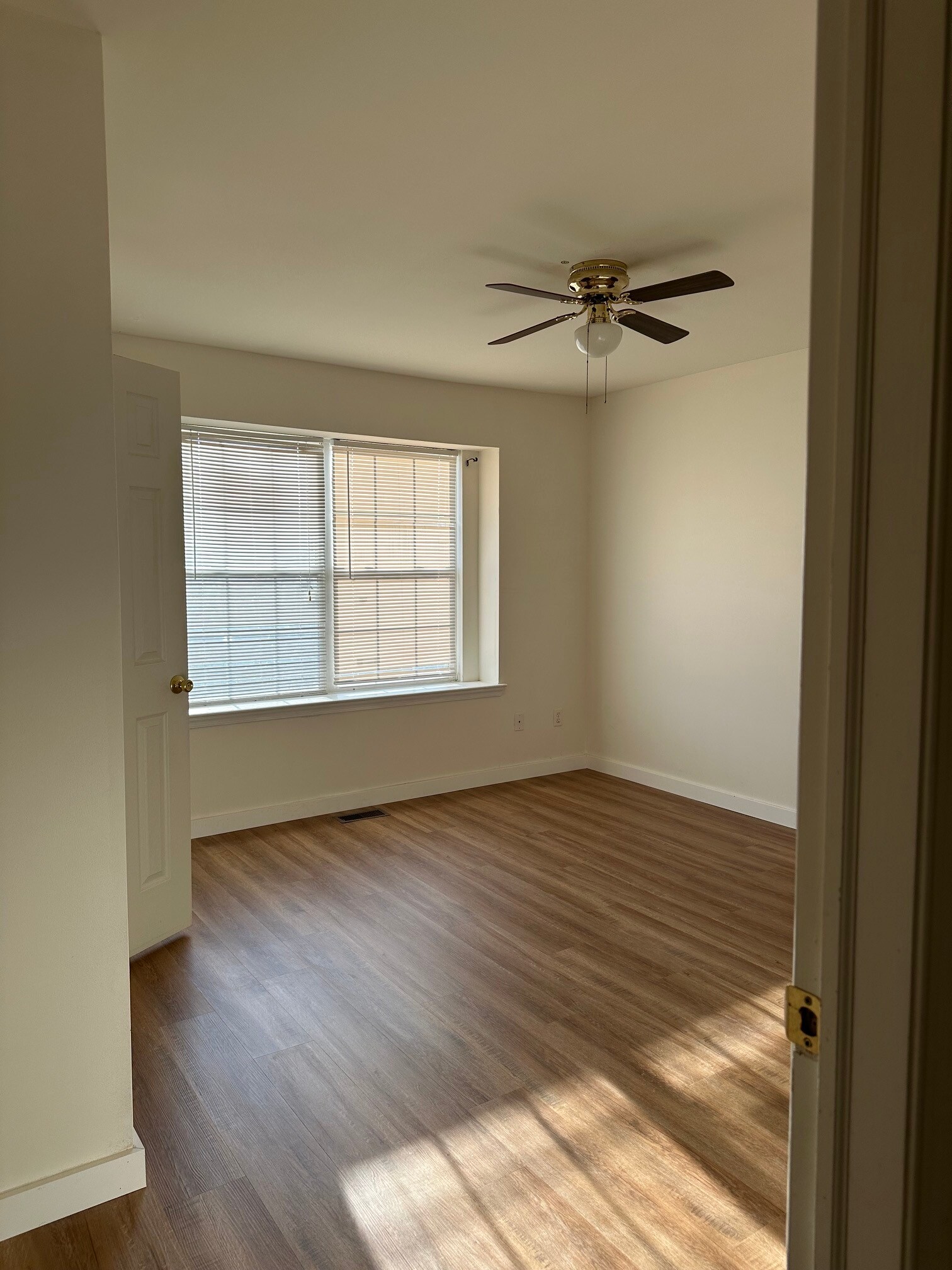 Building Photo - 517 Sally Ln