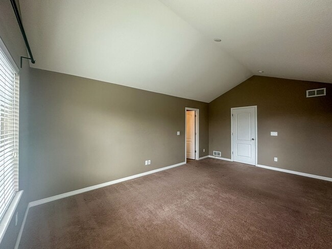 Building Photo - 4bd house in a heart of Dove Village!