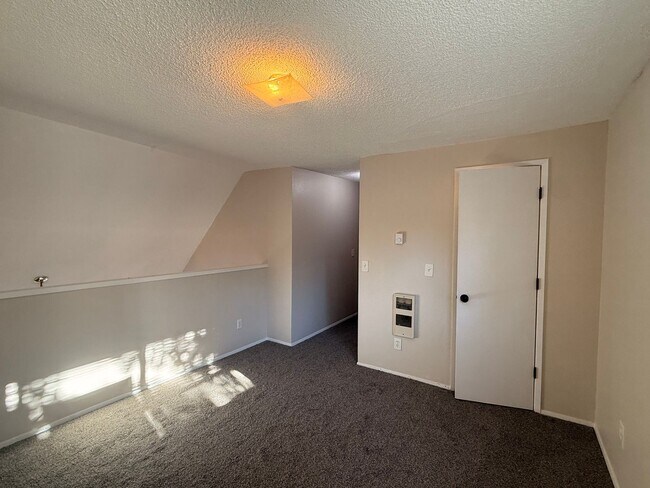 Building Photo - Spacious 1 Bedroom Duplex, Great Location, W/D In Unit, Bright Living Space!!