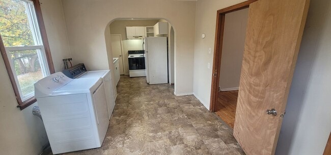 Building Photo - 4 Bedroom 2 Bath - Single Family Home
