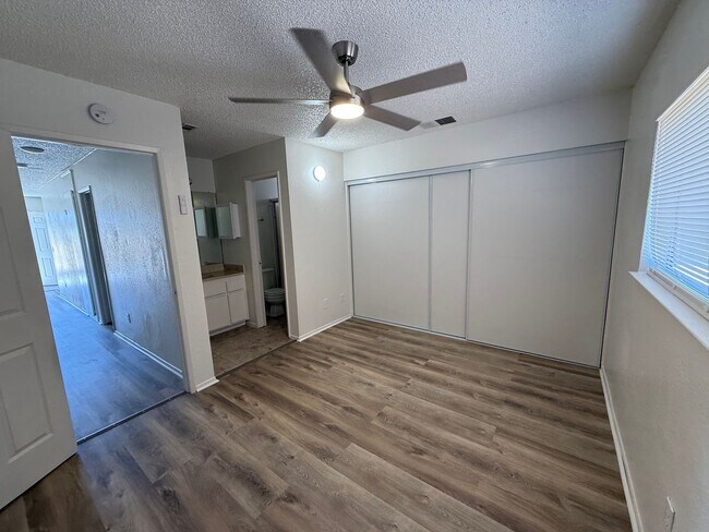 Building Photo - 3711