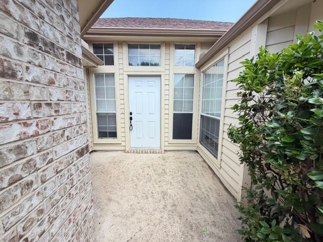 Building Photo - 5305 Manhassett Dr