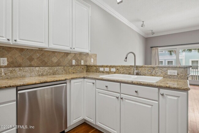 Building Photo - 137 3rd St S