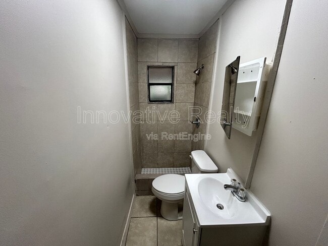 Building Photo - 517 E 5th St