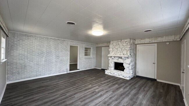 Building Photo - 3-Bedroom just waiting for you !