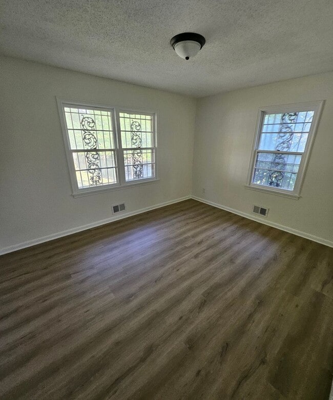 Building Photo - Live in Style | Sleek 3BR Home in KCK with...
