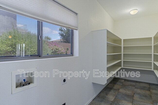 Building Photo - 10176 9 Iron Dr