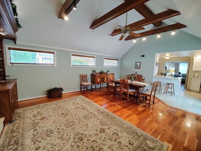 Building Photo - *Beautifully Updated & Spacious 3BD/2BA Si...