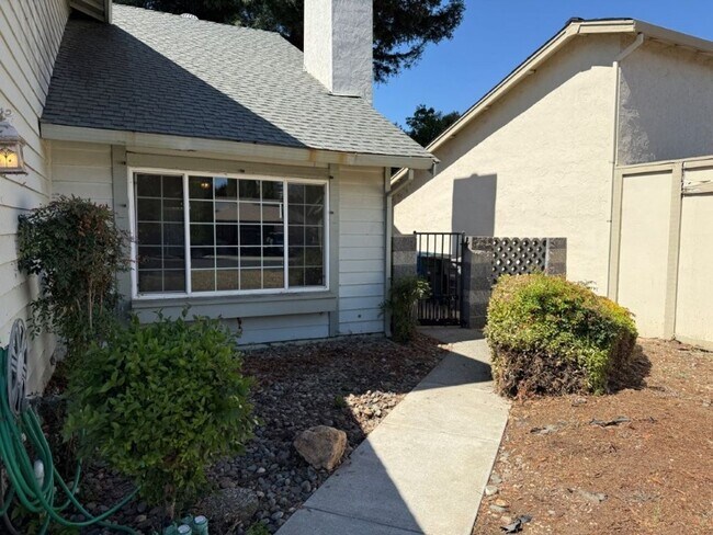 Building Photo - Updated 4 Bedroom 2.5 Bath Vacaville *Star...