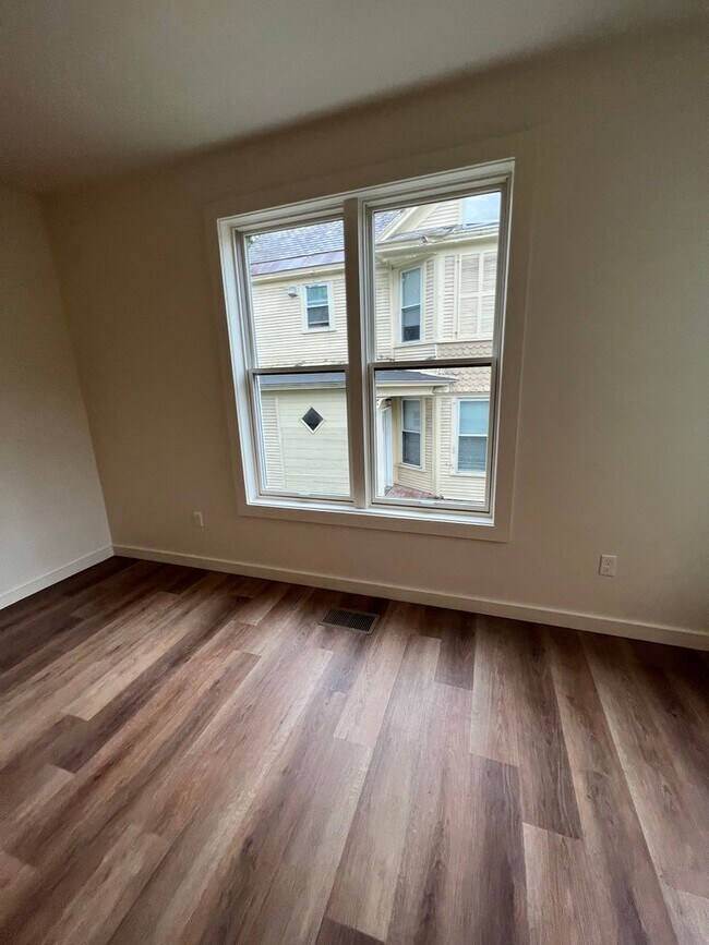 Building Photo - 73 Buell St