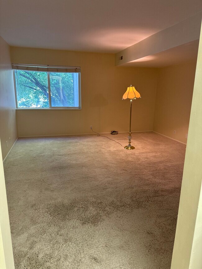 Building Photo - Waterbury Way condominium - utilities included