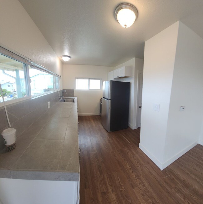 Building Photo - Views of Morro Bay in this cozy hillside cottage!