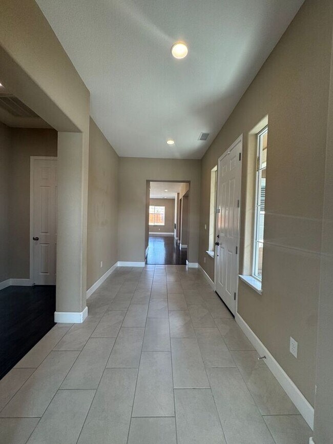 Building Photo - Beautiful Shadow Ridge Home in Spanish Spr...