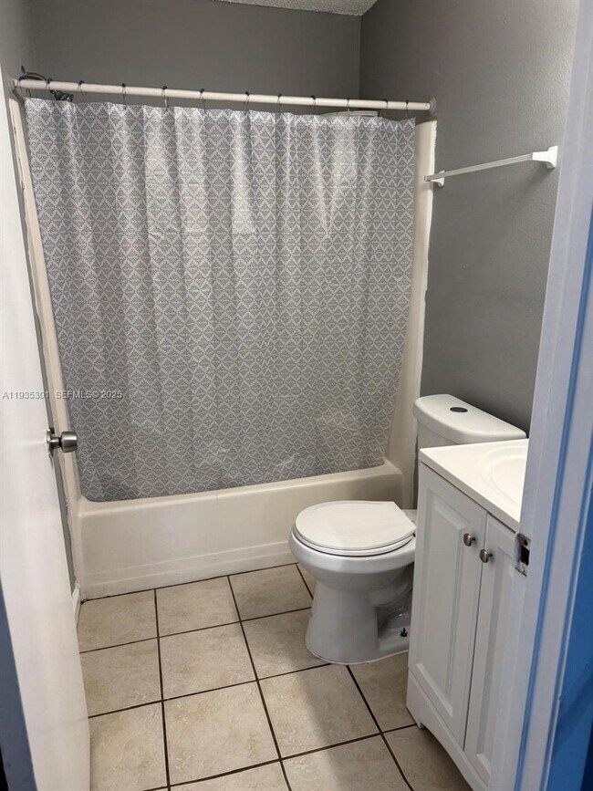 Building Photo - 617 Ixoria Ave