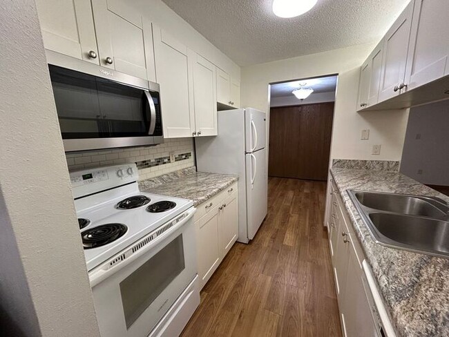 Building Photo - $1,025 | 2 Bedroom, 1 Bathroom Apartment |...